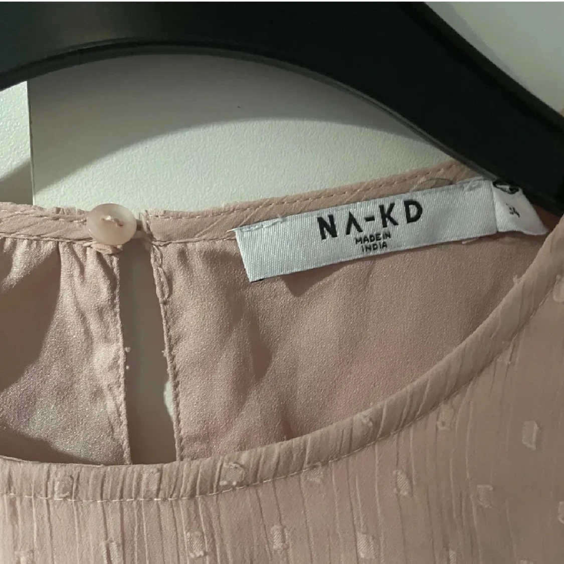 Ljusrosa blus med volanger från NA-KD - 2