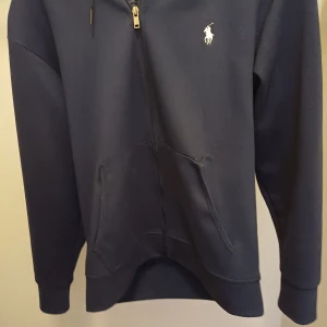 Ralph lauren hoodie - Mörkblå polo ralph lauren hoodie, bra skick förutom delen av vänstra fickan som det finns bild på sist