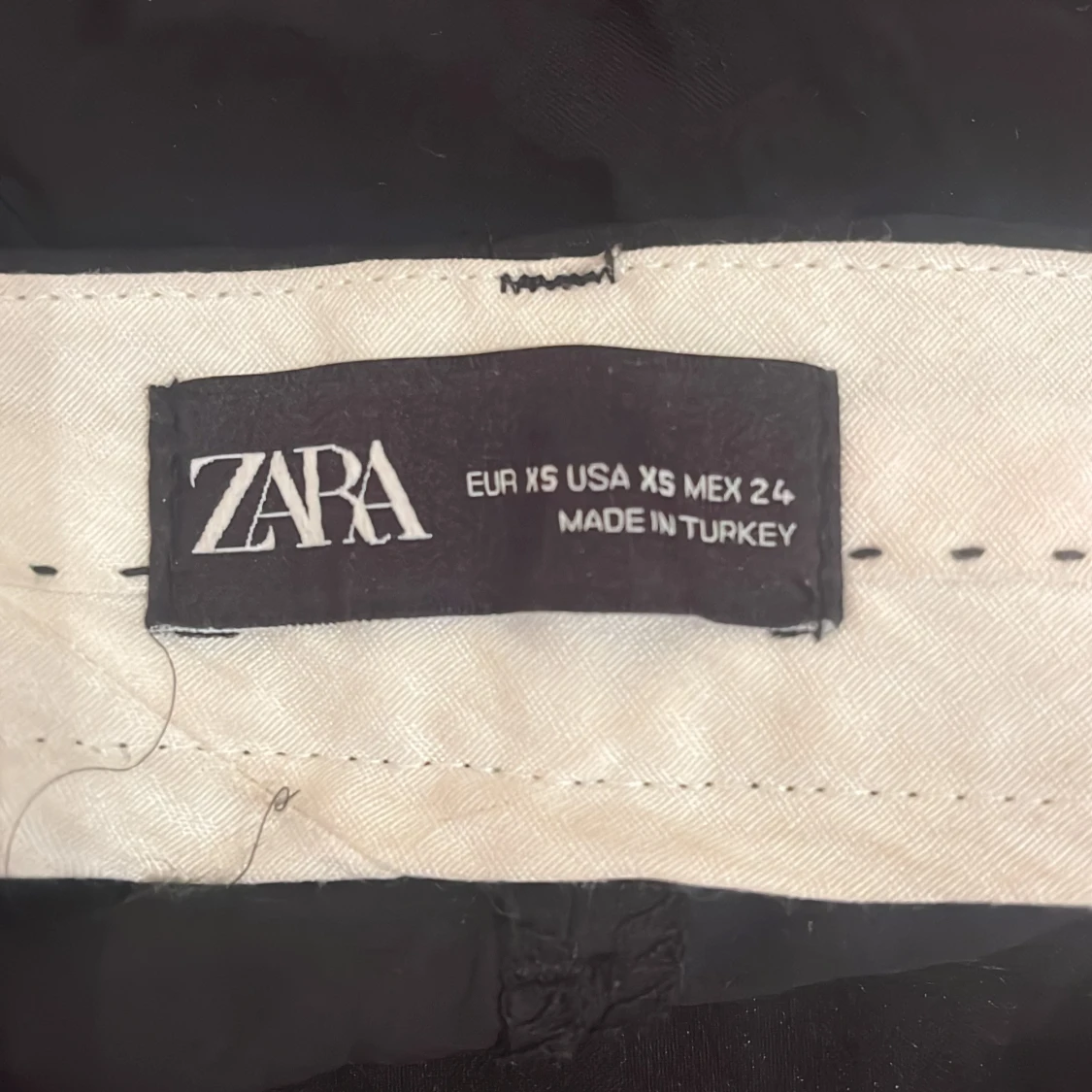 Svarta wide byxor från Zara XS - 2