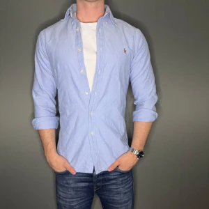 Ralph lauren skjorta - Hej säljer nu min fina Ralph lauren skjorta i storlek M. Den är i nyskick och kommer vara otroligt snygg på sommaren. Nypris cirka 1600kr! Vi kommer att sälja liknande produkter nu i sommar så glöm inte följa profilen!🌊🍾