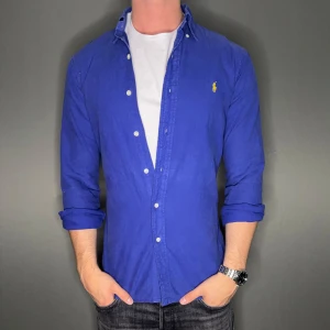 Ralph lauren skjorta - Hej säljer nu min fina Ralph lauren skjorta i storlek S. Den är i nyskick och kommer vara otroligt snygg på sommaren. Nypris cirka 1600kr! Vi kommer att sälja liknande produkter nu i sommar så glöm inte följa profilen!🌊🍾