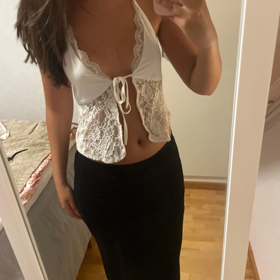 Vit spetsig croppad linnetopp