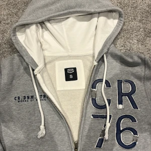 Grå Crocker hoodie  - Säljer nu min Crocker hoodie som är väldigt eftertraktad, går inte att köpa ny nånstans. Så väldigt exklusiv. Såklart väl omhändertagen!:)