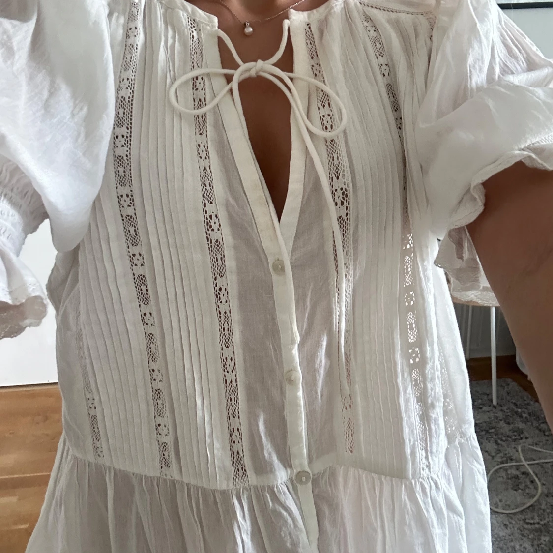 Vit romantisk blus med spetsdetaljer - 1