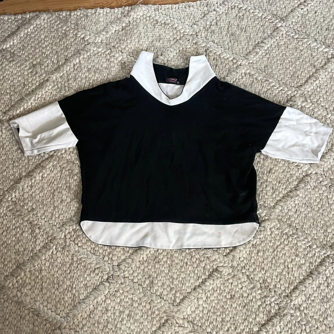 Svartvit pikétröja från Margo Collection