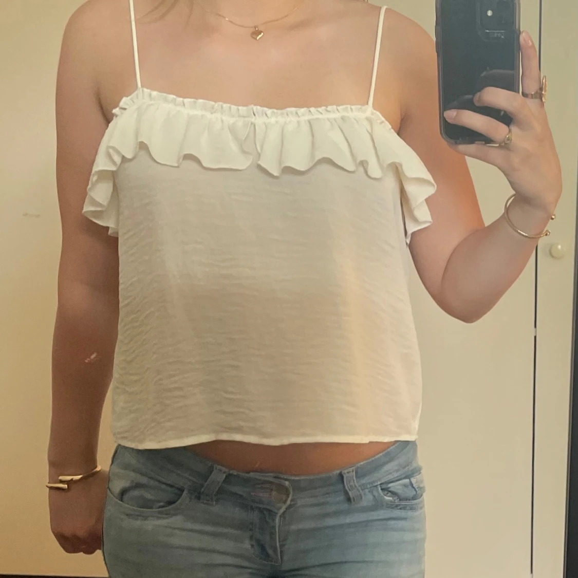 Vit linnetopp med volang