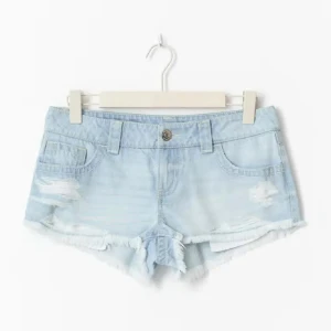 Slutsålda low waisted jeansshorts  - Snygga ljusblå jeansshorts med slitna detaljer och fransig kant från Gina tricots nya 14+ kollektion. Helt slutsålda på hemsidan och prislappen är kvar💗