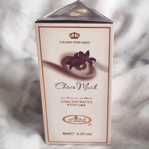 Choco Musk parfymolja 6ml Al-Rehab - Helt oöppnad. Choco Musk från Crown Perfumes/Al-Rehab är en koncentrerad parfymolja på 6ml. Doften är söt och varm med tydliga toner av choklad, vanilj, kakao, amber och mysk. Perfekt för dig som gillar gourmanddofter.