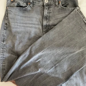 Grå jeans från H&M - Raka gråa jeans