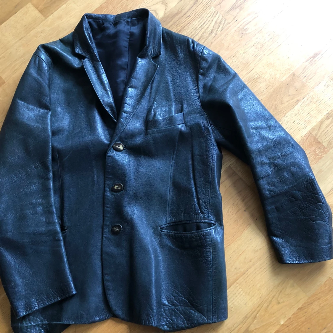 Svart skinnkavaj med knappar - 1