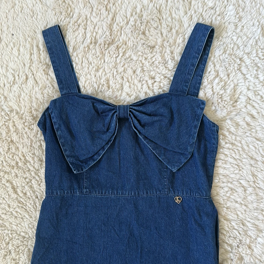 Blå jeansklänning med rosett