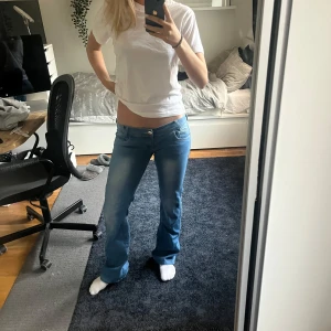 Lågmidjade bootcut jeans i ljusblå  - Skiitsnygga vintage jeans, de är inte i vanligt jeansmaterial 💓💓 Hör av dig vid frågor