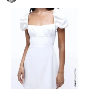 Vit klänning bomull linne ZARA xs  - Jättesöt klänning i linne/ bomull ZARA stl XS, oanvänd. Köparen betalar frakten.