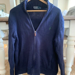 Ralph Lauren  - Ralph Lauren zip kofta som är i väldigt bra skick och har du mer frågor eller vill ha mer bilder är det bara att fråga 