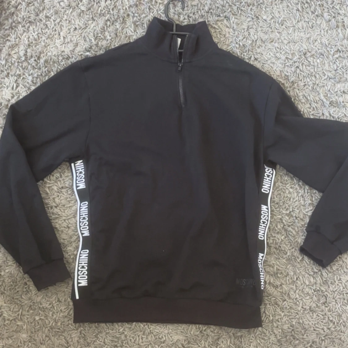 Svart half zip tröja från Moschino