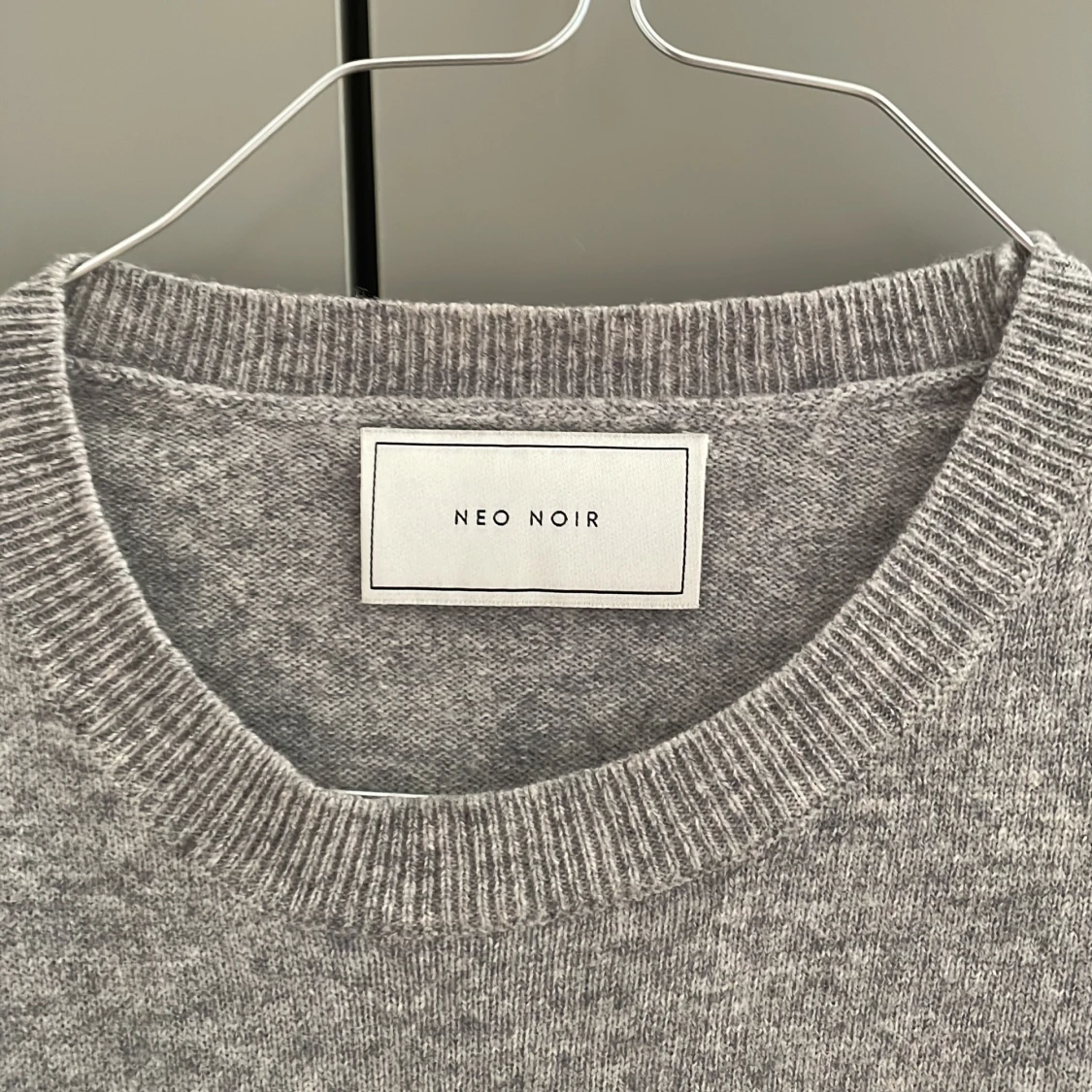 Grå kortärmadstickad tröja från Neo Noir - 1