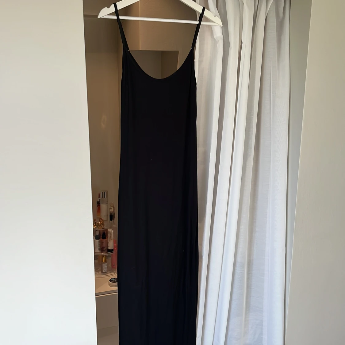 Svart långklänning med smala axelband - 1