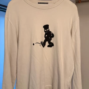 Vit sweatshirt från C.P. Company - Vit sweatshirt från C.P. Company. Tröjan är en mer baggy och väldigt skön och stilren modell som passar perfekt till jeans eller joggers. 