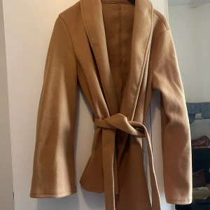 Kappa - Kappa i brun/beige från shein, finns dock ingen storlel! Köpt på plick! Antar att det är en xs/s