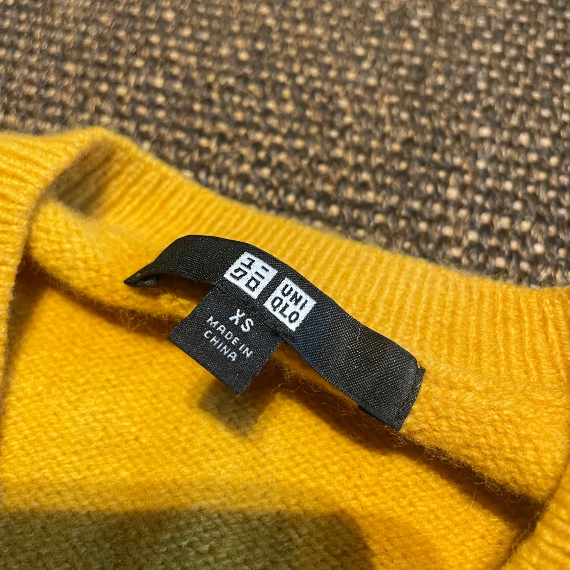 Gul stickad tröja från Uniqlo XS - 1