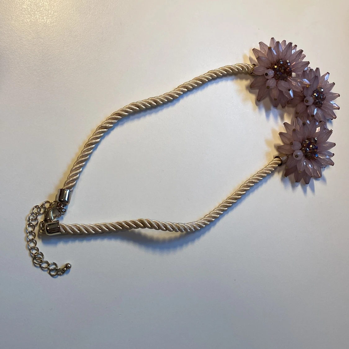 Halsband med lila blommor och pärlor