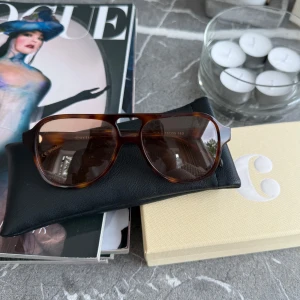 Corlin Shell tortoise cinnamon solglasögon - Corlin solglasögon i modellen Gelo Tortoise Cinnamon. Glasögonen är i fint skick.  Köptes online för nypris 1299 kr. Priset är diskuterbart🤗