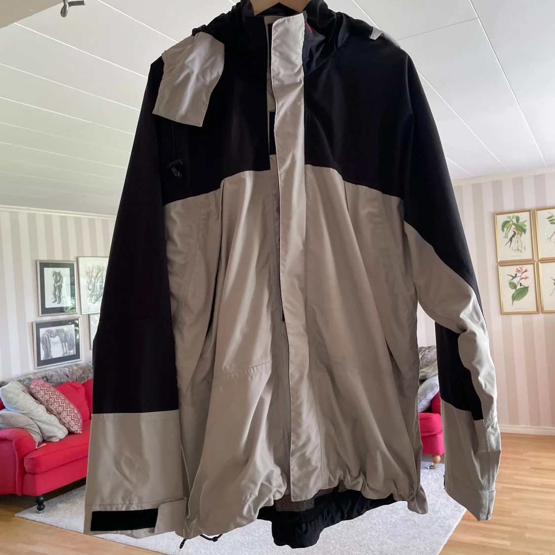 Svart och beige vindjacka från Fjällräven