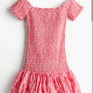 Sommarklänning  - Jätte snygg och eftertraktad, kom med bra bud🙏🏻🙏🏻