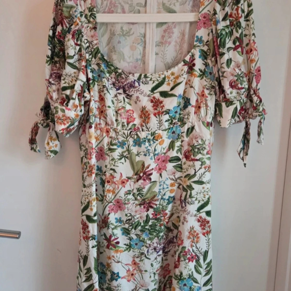 Blommig kortklänning från & Other Stories