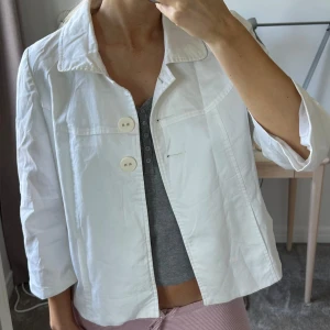 Jacka - Superfin trekvartsärmad jacka som är perfekt till sommaren. 💕🤍🤍