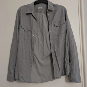 Skjorta Filippa K - Jättefin skjorta. M. Pierre Denim Shirt. 100% bomull. Kika gärna på fler varor, kan ordna paketpris.