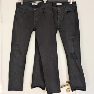 2 par jeans från Ljung by Marcus Larsson  - 2 par från Ljung by Marcus Larsson, ett par med slitningar (skulle nog säga mörkgrå) och något kortare (modellen ska vara avklippt) och ett par klassiska vanliga (svarta). Möjligtvis behövs de strykas. Kika gärna på fler varor, kan ordna paketpris. Hör av er innan vid köp av flera varor. De är uppe en begränsad tid. Med stretch.