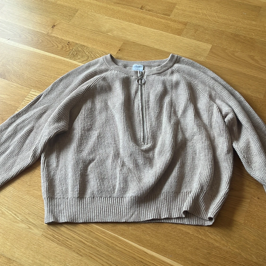 Beige ribbad tröja med half zip från C.W.