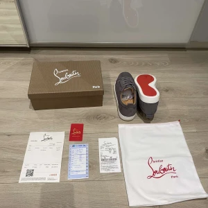 Christian Louboutin  - Helt nya och oanvända Loubs i storlek 43. Allting i bilden medföljer. Skorna är sköna och passar med allting. Vid flera bilder eller frågor skriv till mig DM. 
