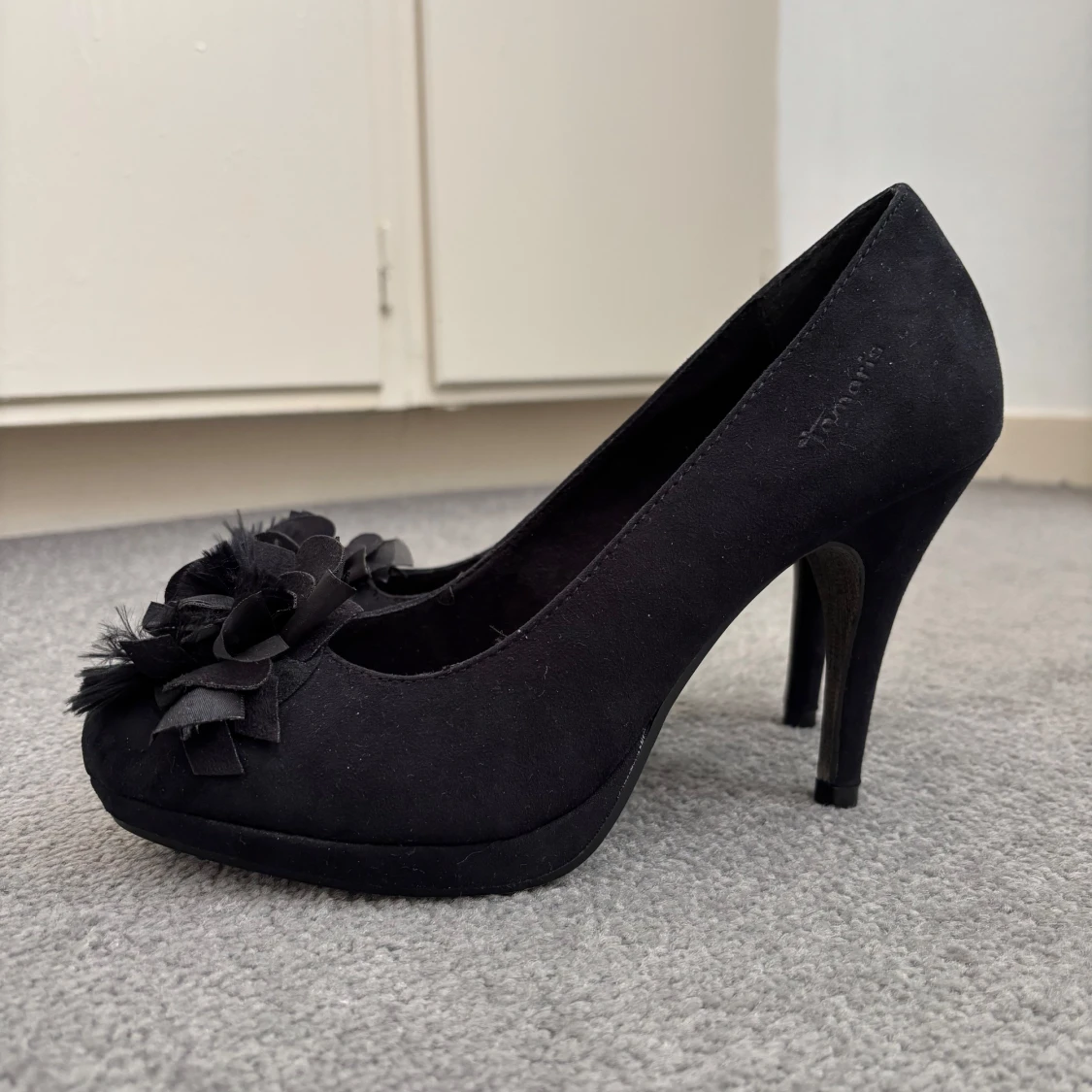 Svarta pumps från Tamaris med blomdetalj - 2