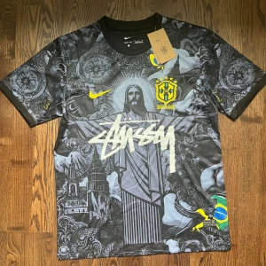 Nike x Stüssy Brasil Jersey 2024 – Limited Edition – Storlek M – Nyskick med tags - Säljer en limiterad Nike x Stüssy Brasil fotbollströja från deras exklusiva 2024-collab. 🔥 Storlek M 🔥 Helt ny, aldrig använd – tag kvar 🔥 Säljs ej längre i butik – väldigt eftertraktad modell 💸 Mitt pris: 500 kr (kan diskuteras vid snabb affär)