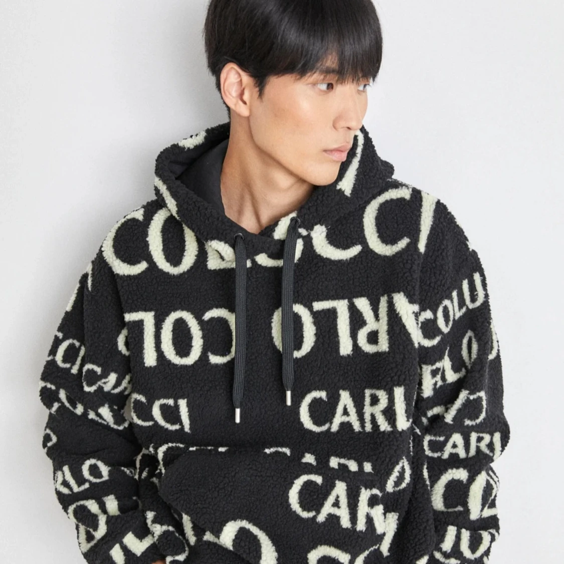 Svart hoodie Carlo Colucci med logga