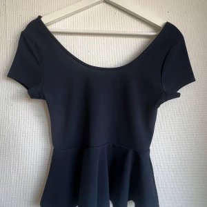 Marinblå blus från Missäy - Snygg marinblå blus från Missäy. Är använd.