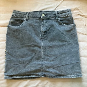 Grå jeanskjol med nitar - Snygg grå jeanskjol med coola silverfärgade nitar. 