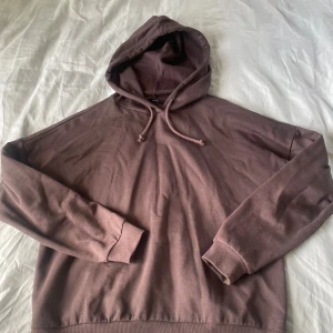 Brun hoodie från Vero Moda - Mysig brun hoodie från Vero Moda i storlek M. 