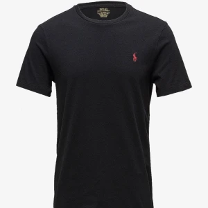 Svart t-shirt från Polo Ralph Lauren - Ralph lauren tröja, svart med rött märke. Man, XS-S. I mycket fint skick. Pris kan diskuteras. Bara att skriva vid frågor
