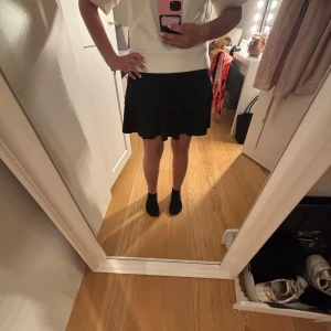 Svart volangkjol i kort modell - Supersöt svart kjol med volang. Priset går att diskutera !❤️ kontakta mig vid frågor ❣️