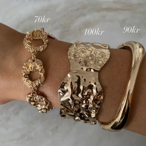Guld armband - Säljer tre olika guldfärgade armband. Alla har en cool, modern vibe och sticker ut med sina former💛