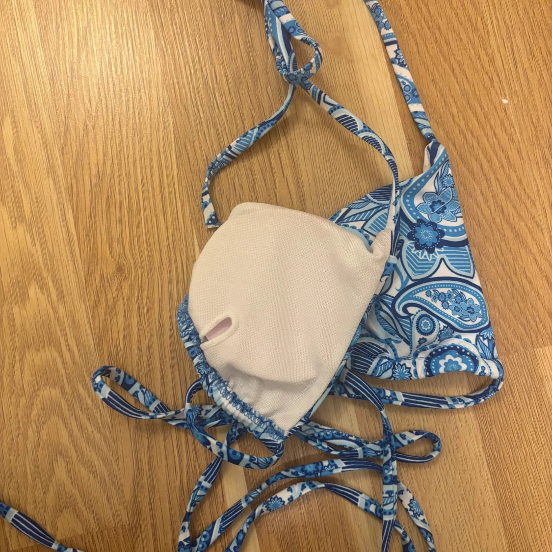 Blåvit bikini med paisleymönster - 1