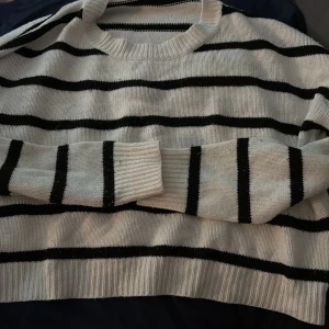 stickad tröja 🤍 - fin tröja 🤍 aldrig använd 🤍