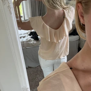 Ljus rosa topp - Säljer min ljus rosa volang topp som är använd fåtal gånger därför väldigt bra skick!!skriv vid intresse eller frågor