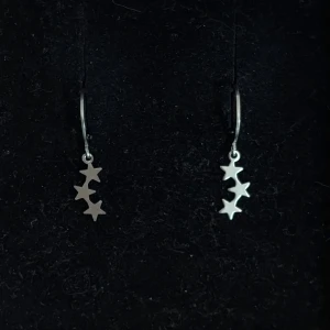 Silvriga örhängen med stjärnor - Handgjorda och unika silverörhängen 🤩 Öronhängerna är nickelfria och silverpläterade i kirurgiskt stål, resterande av örhänget är i rostfritt stål (ej silverpläterat) 💕🙏 1.5 cm långa. Alla köp görs via ”KÖP NU” knappen.  💐