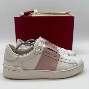 VALENTINO OPEN SNEAKERS - Valentino open sneakers - Skick: 9,8/10 - Storlek 40 - Tillbehör: Box, kort - Nypris 7700kr - deluxecloset 