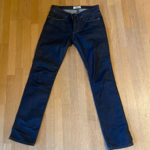 Mörkblå jeans från Acne Studios - Snygga blåa jeans från acne studios, med en femficksdesign och raka ben.  