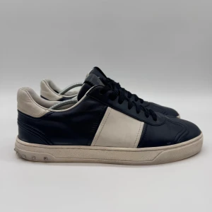 VALENTINO FLYCREW SNEAKER - Valentino flycrews - Skick: 9,5/10, alla nitar är kvar - Tillbehör: Enbart skorna - Storlek 43 sitter som 44 - Nypris ca 8000 - Går ej att få tag på nya - deluxecloset